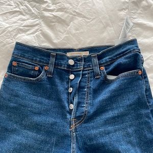 LEVIS - wedgie straight - size 28 waist - lightly used